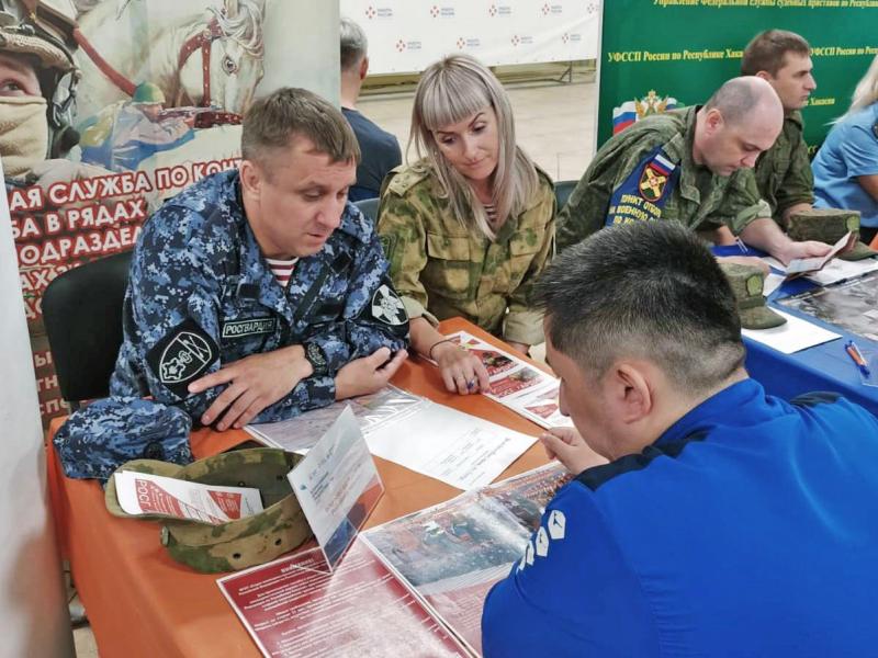 На Всероссийской ярмарке трудоустройства росгвардейцы рассказали жителям Хакасии о перспективах службы в ведомстве