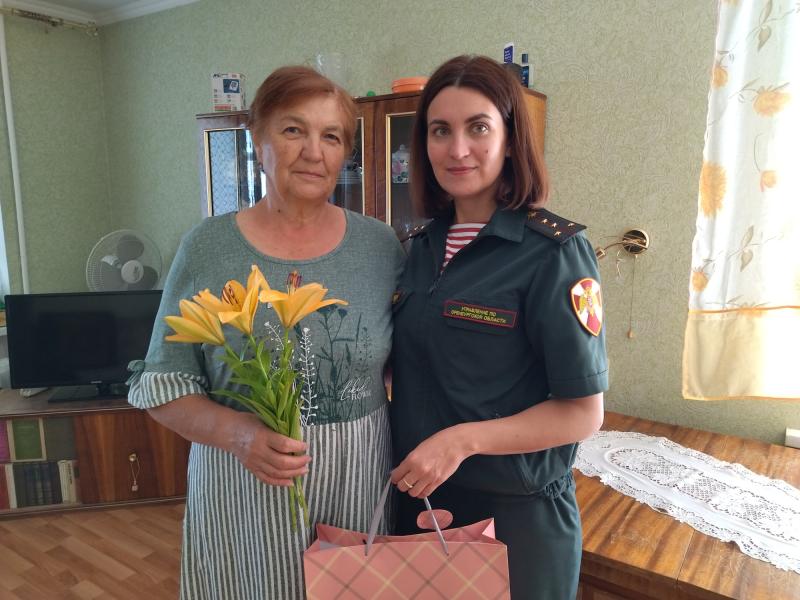 В Оренбурге сотрудники Росгвардии навестили мать погибшего товарища
