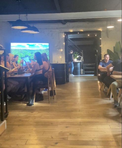 Жара заставила москвичей сидеть в кафе без одежды