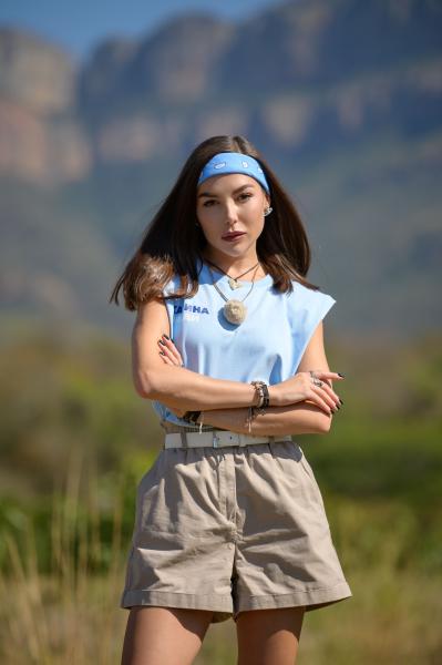 «Какого черта ты, мужик, приехал сюда и теперь ноешь?» Карина Нигай раскритиковала участников шоу «Новые звезды в Африке» за «нытье»