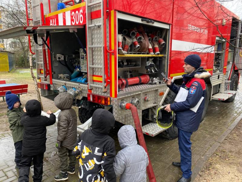 В новой Москве дошколята познакомились с техникой огнеборцев и историей пожарного дела