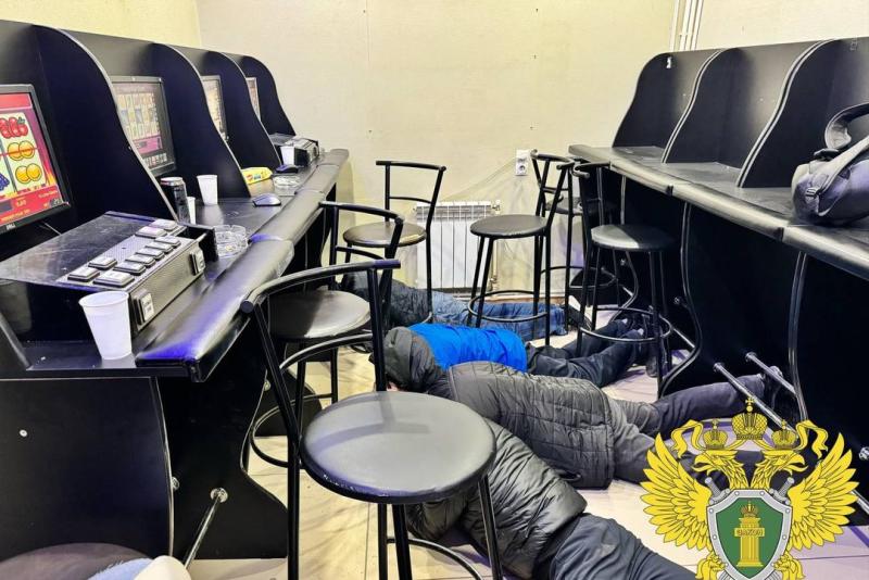 «Всем лежать мордой в пол»: ОМОН ворвался в подпольный клуб в разгар игры в Новосибирске