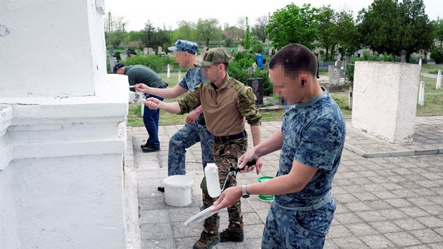 Росгвардейцы провели работы по благоустройству мемориального комплекса «Книга» в Херсонской области