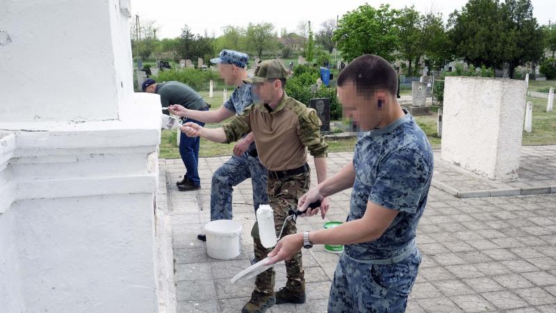 Росгвардейцы провели работы по благоустройству мемориального комплекса «Книга» в Херсонской области