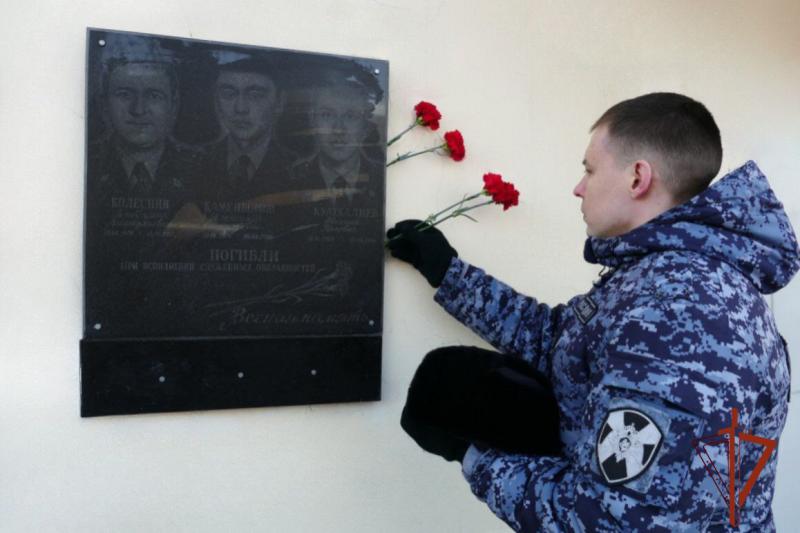 В Приангарье сотрудники вневедомственной охраны Росгвардии почтили память коллеги, погибшего при исполнении служебных обязанностей