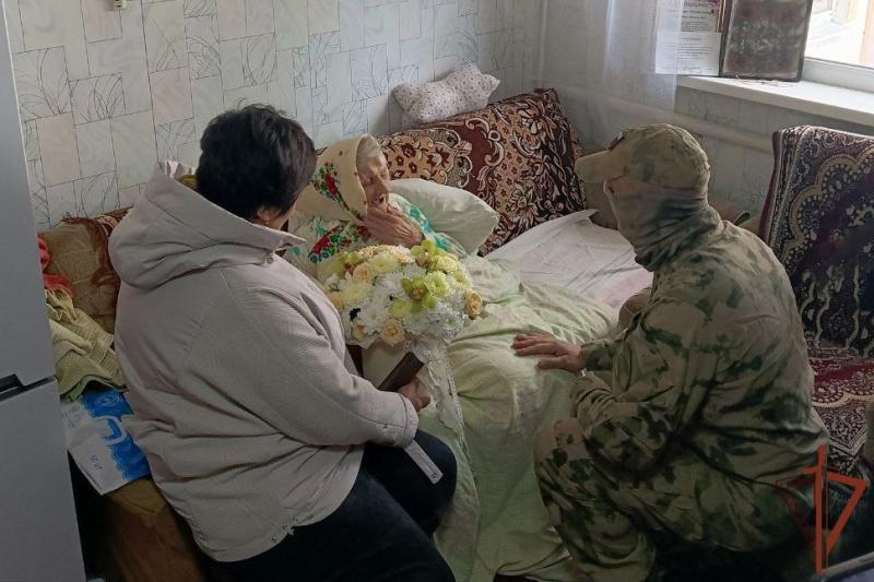 Росгвардейцы в ЛНР поздравили ветерана Великой Отечественной войны со 101-м днём рождения