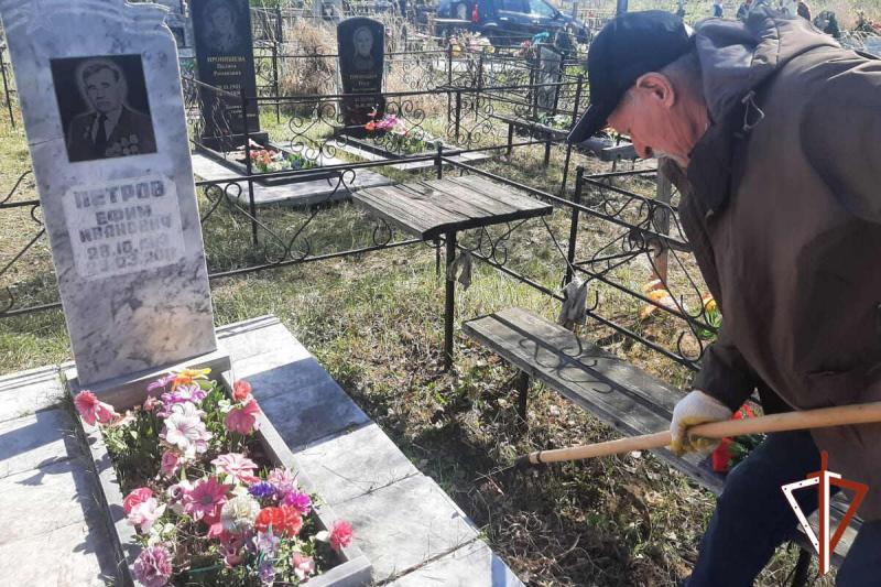 Ветераны Росгвардии благоустроили места захоронений участников Великой Отечественной войны в Зауралье