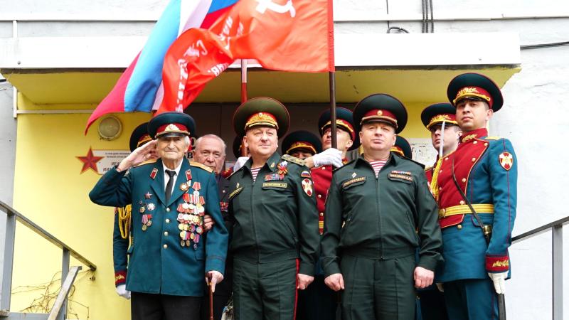 В Кирове росгвардейцы провели «Парад у дома ветерана»