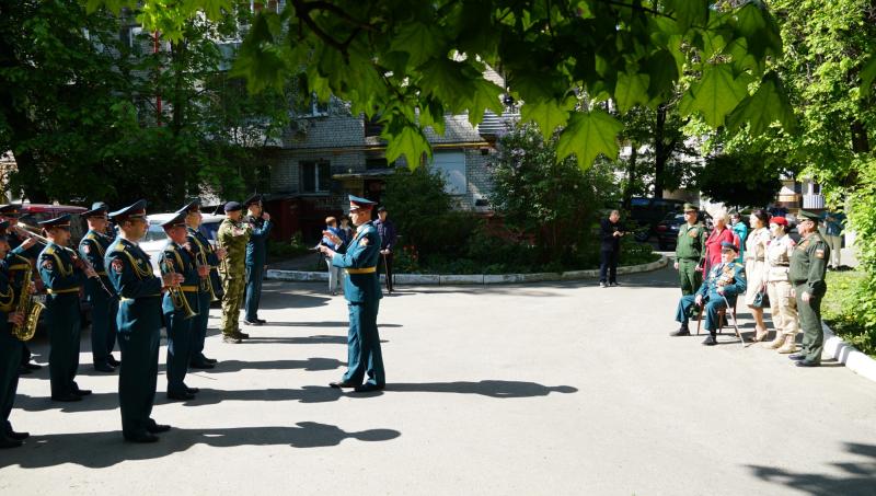 Росгвардия провела парад под окнами ветеранов Великой Отечественной войны в Брянске