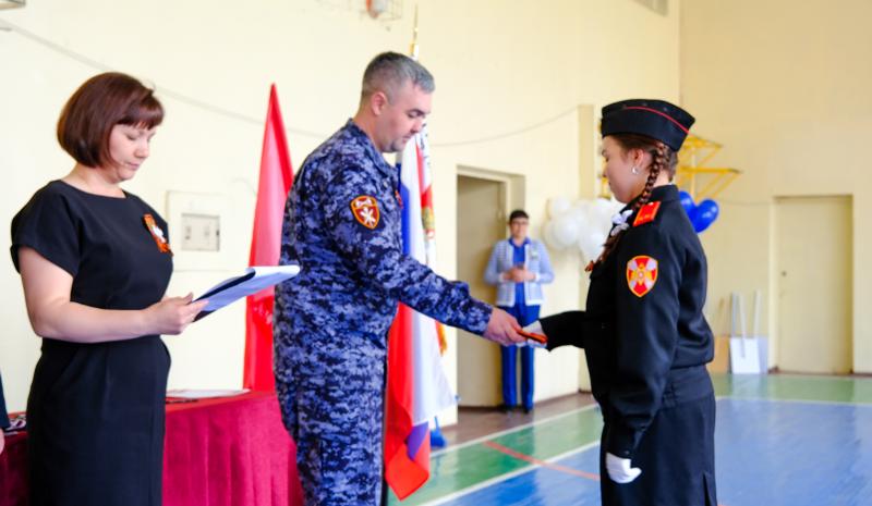 Представитель Росгвардии в Йошкар-Оле поздравил подшефных кадетов с окончанием учебного года на патриотическом мероприятии «Лики Победы»